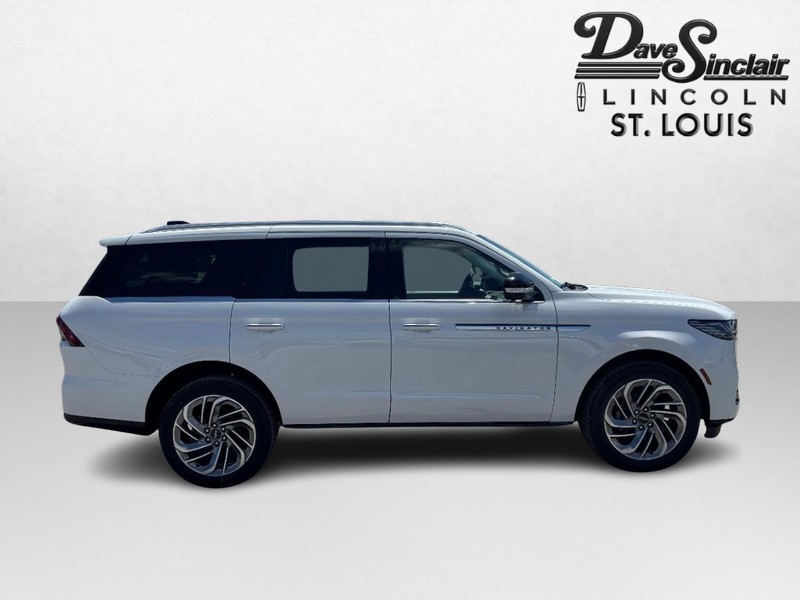 Lincoln Navigator Vehicle Full-screen Gallery Image 04
