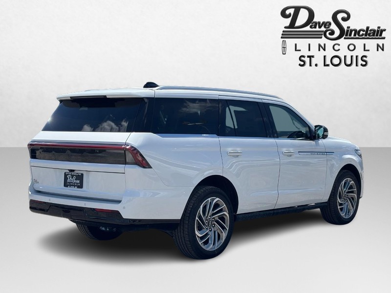 Lincoln Navigator Vehicle Full-screen Gallery Image 05
