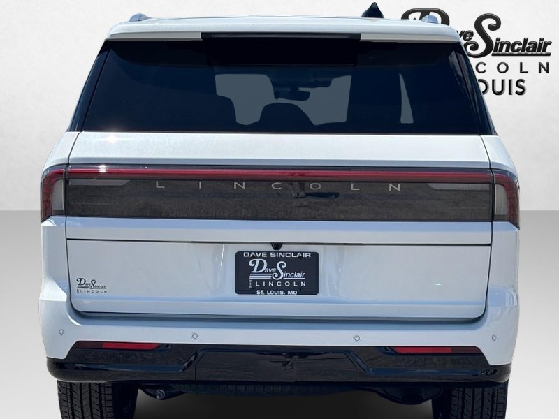 Lincoln Navigator Vehicle Full-screen Gallery Image 06
