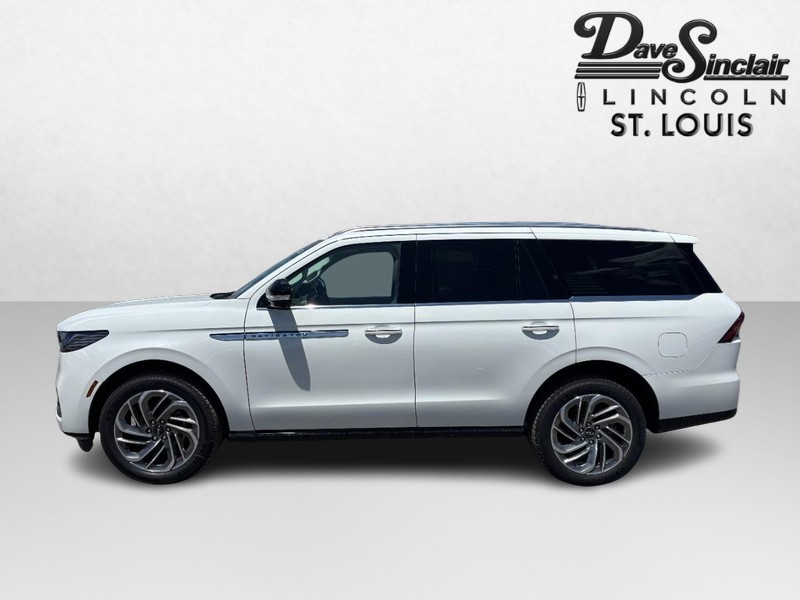 Lincoln Navigator Vehicle Full-screen Gallery Image 09