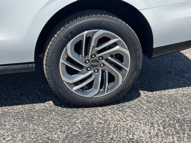Lincoln Navigator Vehicle Full-screen Gallery Image 10
