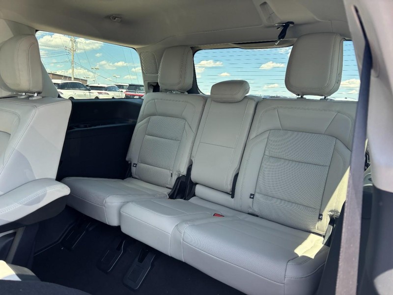 Lincoln Navigator Vehicle Full-screen Gallery Image 11
