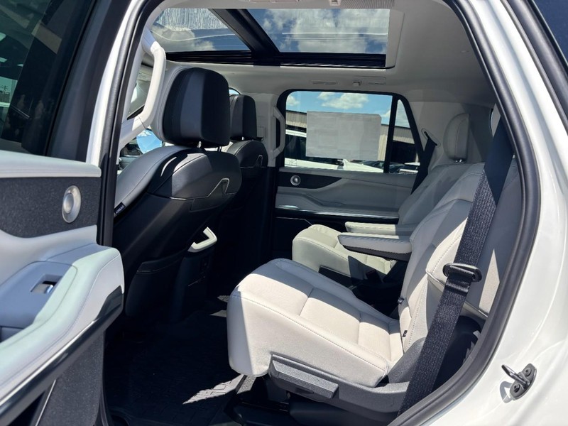 Lincoln Navigator Vehicle Full-screen Gallery Image 12