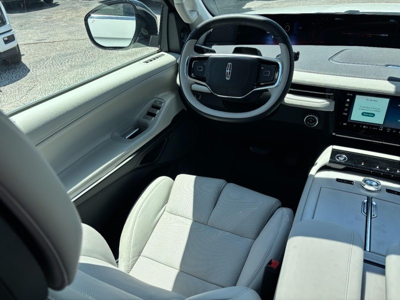 Lincoln Navigator Vehicle Full-screen Gallery Image 13