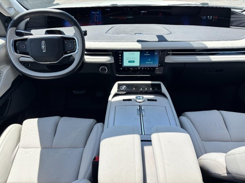 Lincoln Navigator Vehicle Full-screen Gallery Image 14