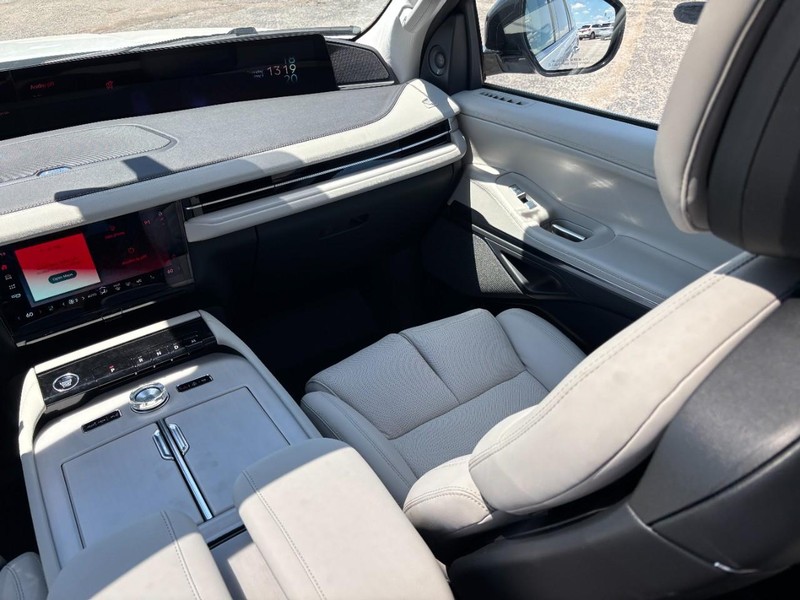 Lincoln Navigator Vehicle Full-screen Gallery Image 15