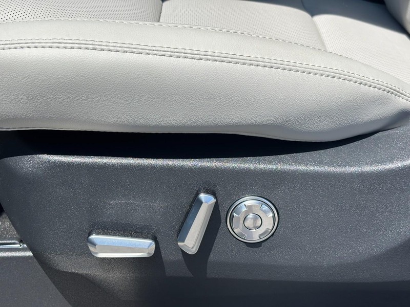 Lincoln Navigator Vehicle Full-screen Gallery Image 16
