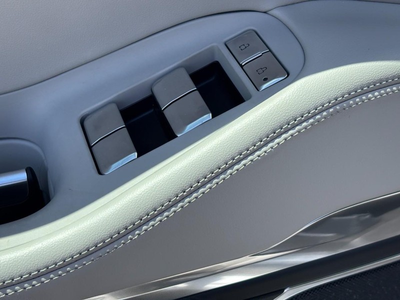 Lincoln Navigator Vehicle Full-screen Gallery Image 17