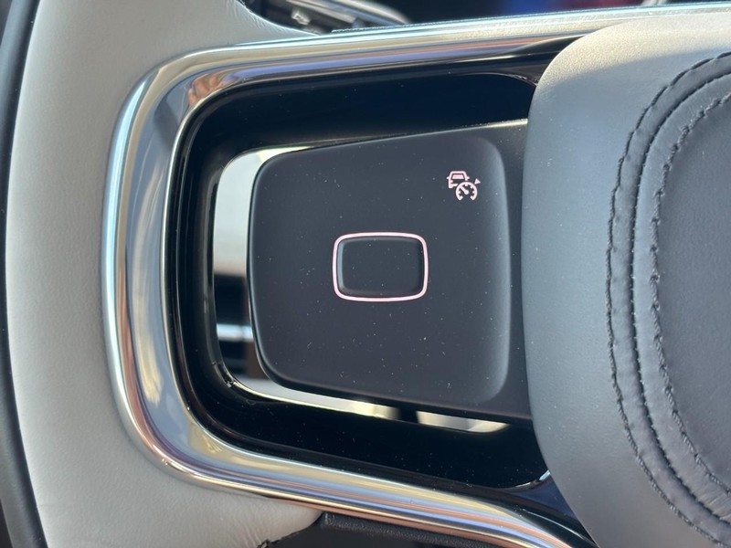 Lincoln Navigator Vehicle Full-screen Gallery Image 18