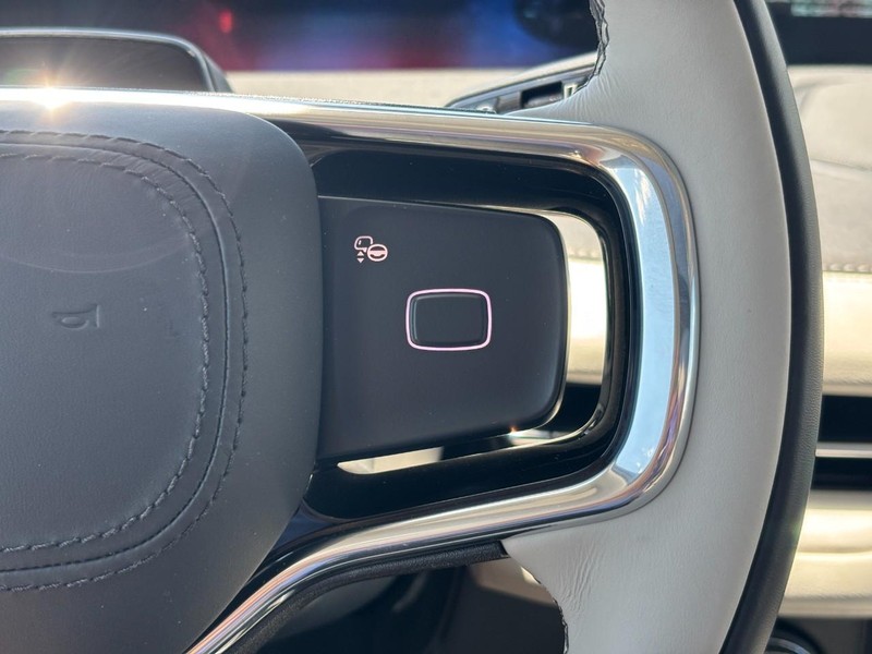 Lincoln Navigator Vehicle Full-screen Gallery Image 19