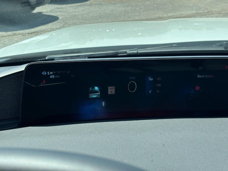 Lincoln Navigator Vehicle Full-screen Gallery Image 20