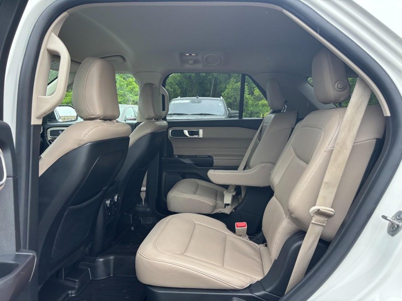 Ford Explorer Vehicle Full-screen Gallery Image 12