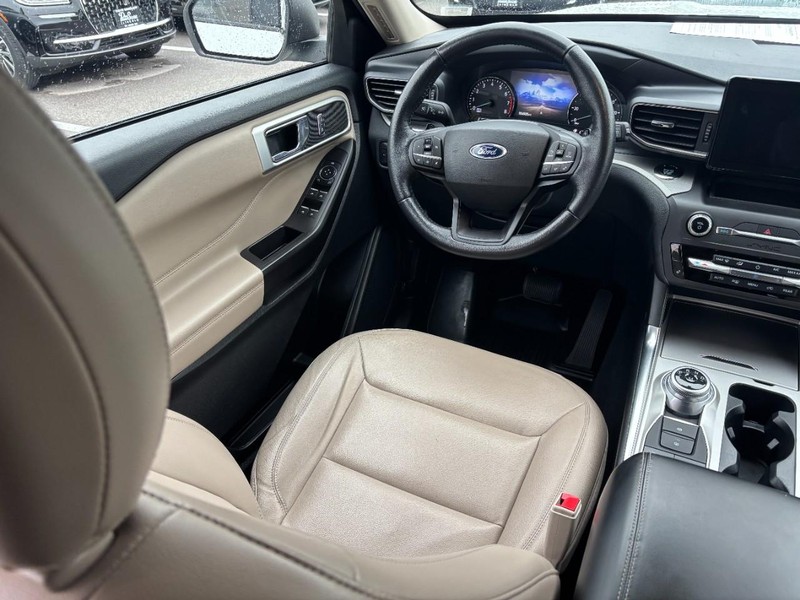 Ford Explorer Vehicle Full-screen Gallery Image 13
