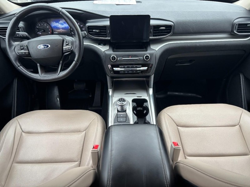Ford Explorer Vehicle Full-screen Gallery Image 14