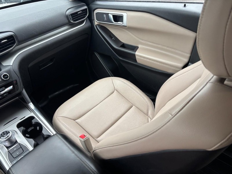 Ford Explorer Vehicle Full-screen Gallery Image 15