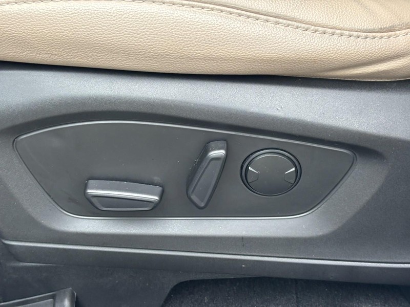 Ford Explorer Vehicle Full-screen Gallery Image 16