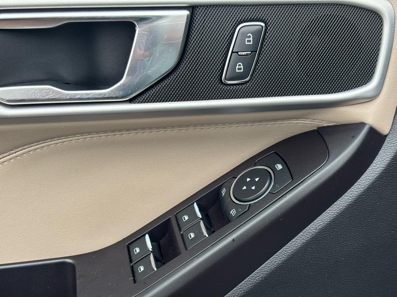 Ford Explorer Vehicle Full-screen Gallery Image 17