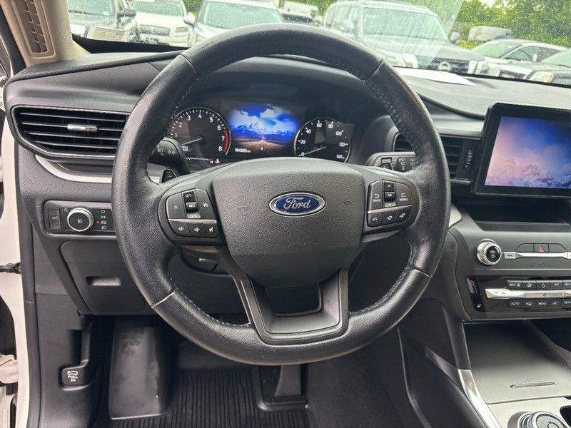 Ford Explorer Vehicle Full-screen Gallery Image 18