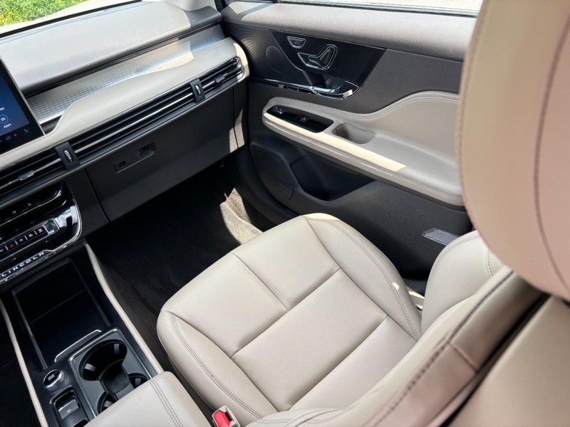 Lincoln Corsair Vehicle Full-screen Gallery Image 15