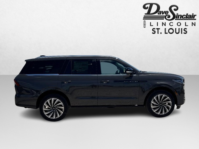 Lincoln Navigator Vehicle Full-screen Gallery Image 02