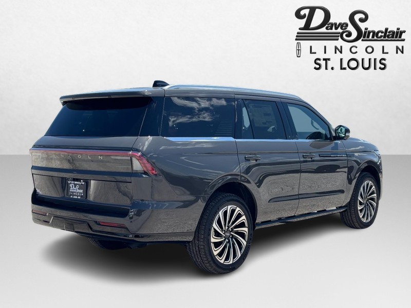 Lincoln Navigator Vehicle Full-screen Gallery Image 03