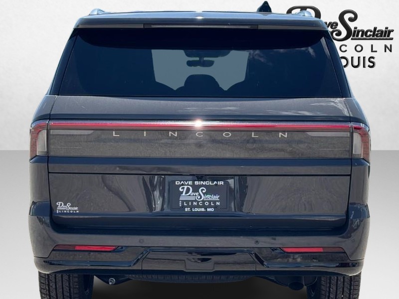 Lincoln Navigator Vehicle Full-screen Gallery Image 04