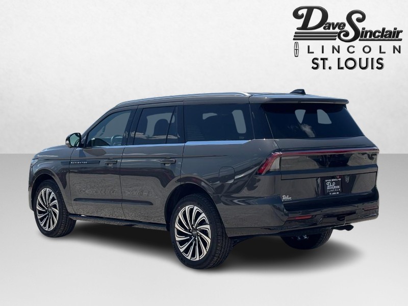 Lincoln Navigator Vehicle Full-screen Gallery Image 05