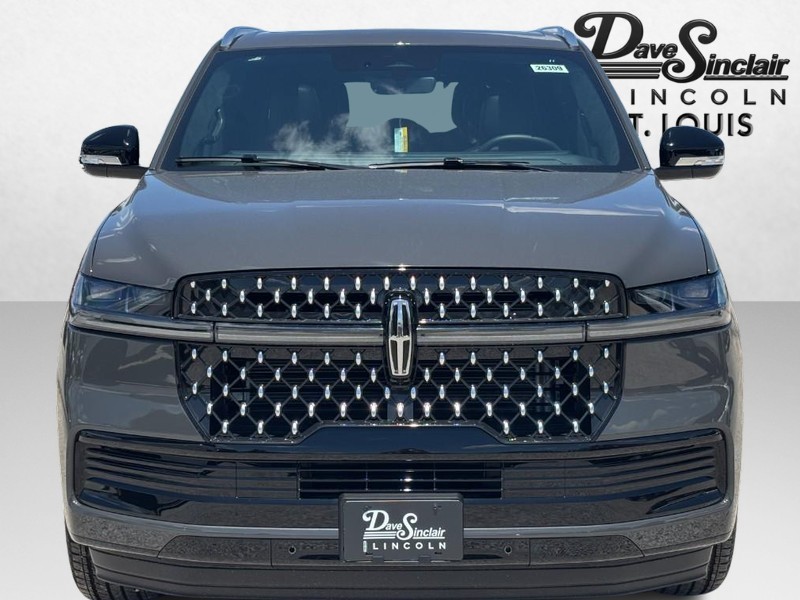 Lincoln Navigator Vehicle Full-screen Gallery Image 09