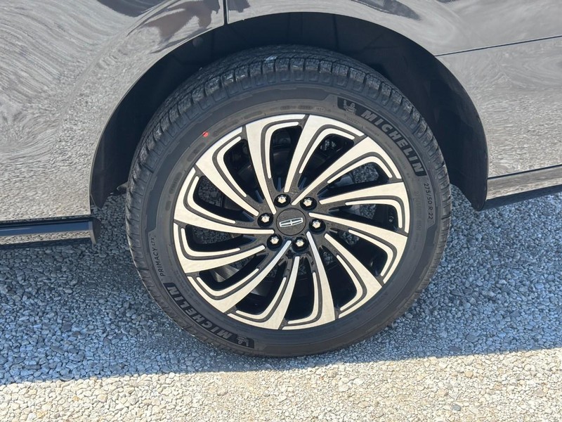 Lincoln Navigator Vehicle Full-screen Gallery Image 10