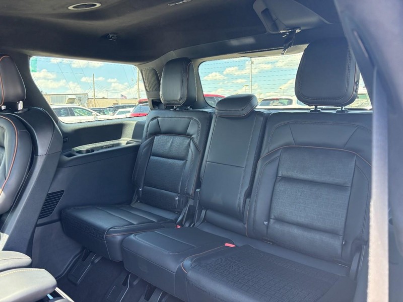 Lincoln Navigator Vehicle Full-screen Gallery Image 11