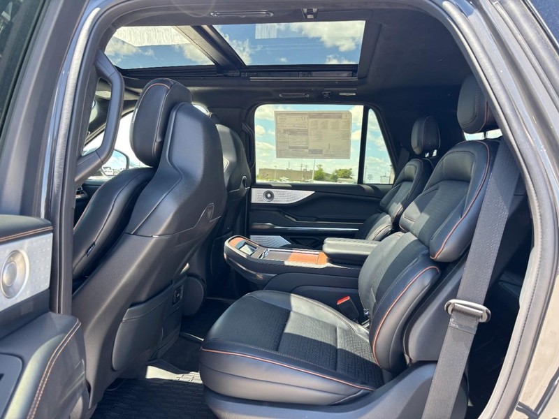 Lincoln Navigator Vehicle Full-screen Gallery Image 12