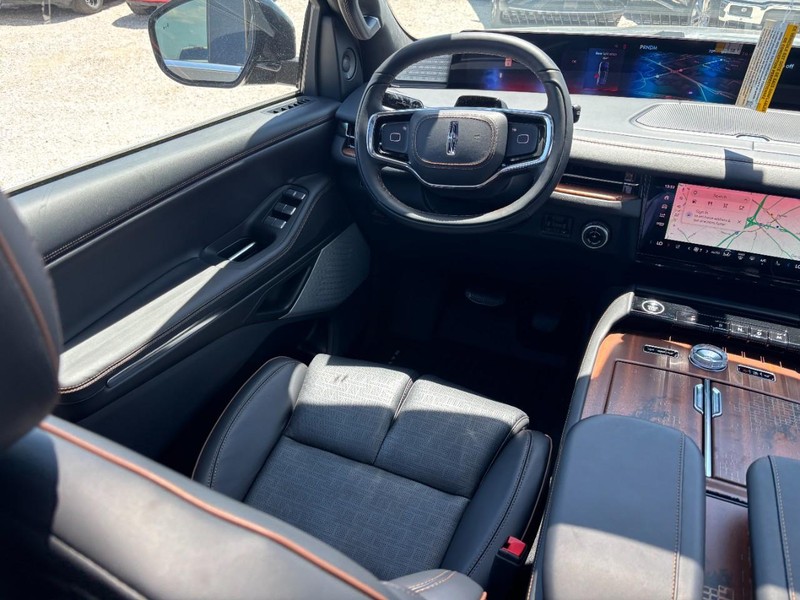 Lincoln Navigator Vehicle Full-screen Gallery Image 13