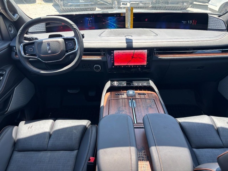 Lincoln Navigator Vehicle Full-screen Gallery Image 14