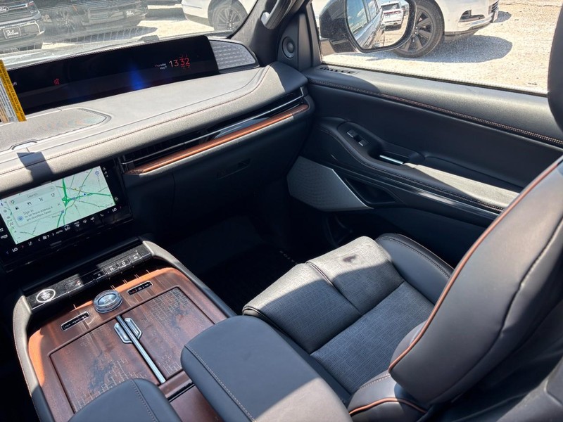 Lincoln Navigator Vehicle Full-screen Gallery Image 15