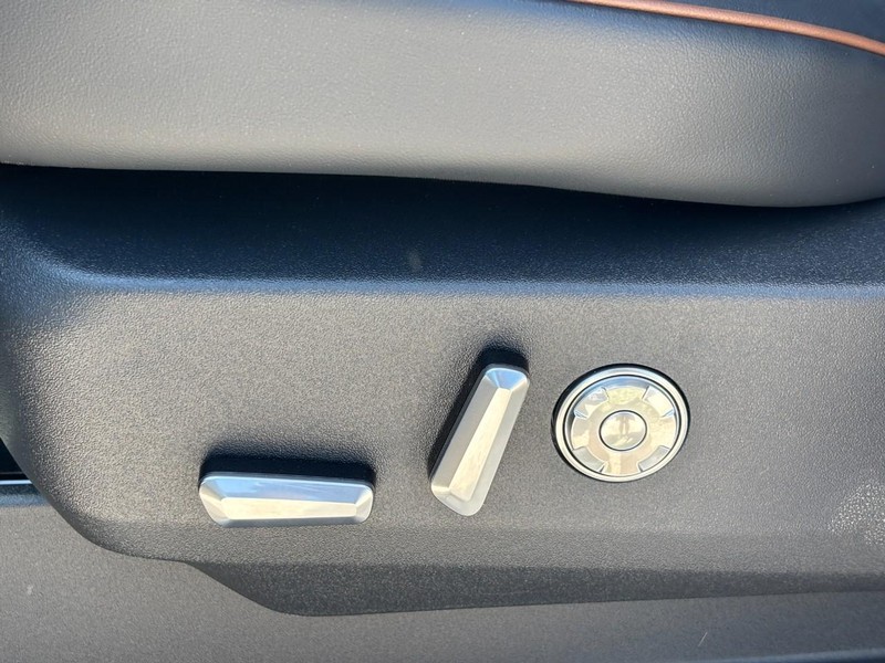 Lincoln Navigator Vehicle Full-screen Gallery Image 16