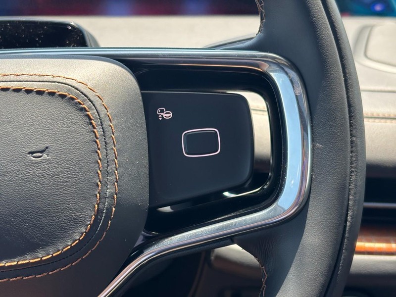 Lincoln Navigator Vehicle Full-screen Gallery Image 19
