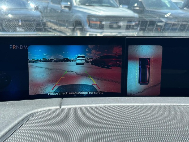 Lincoln Navigator Vehicle Full-screen Gallery Image 22