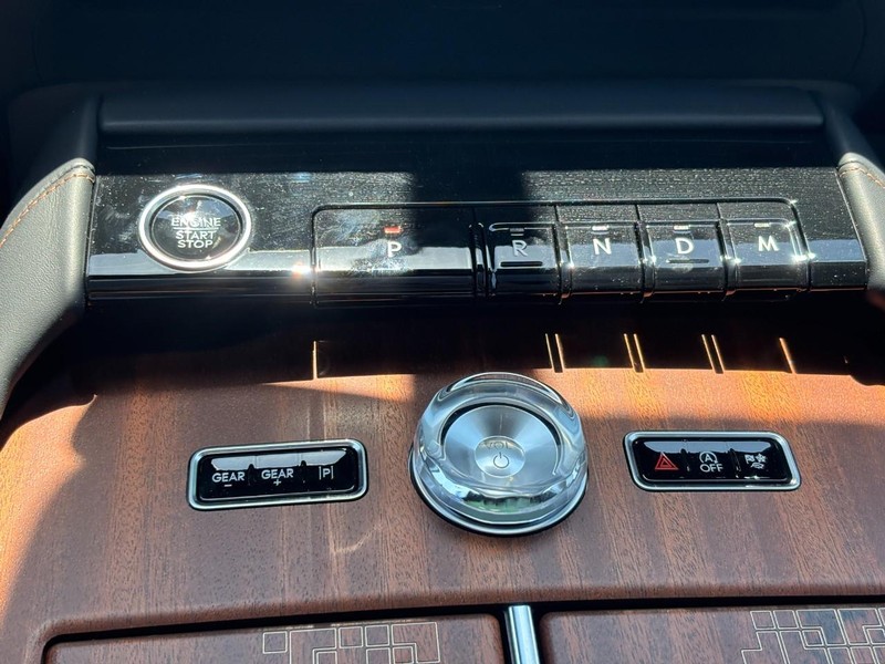 Lincoln Navigator Vehicle Full-screen Gallery Image 24