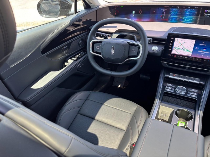Lincoln Nautilus Vehicle Full-screen Gallery Image 12