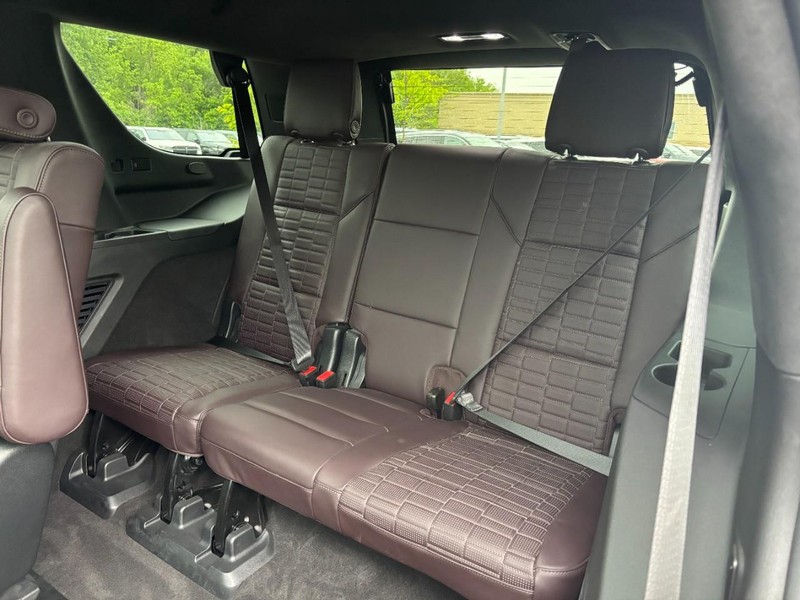 Cadillac Escalade Vehicle Full-screen Gallery Image 10