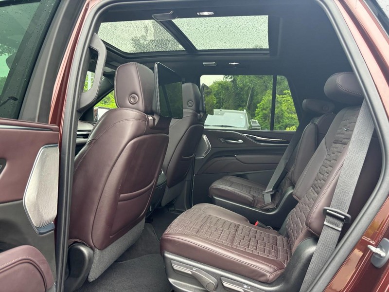 Cadillac Escalade Vehicle Full-screen Gallery Image 11