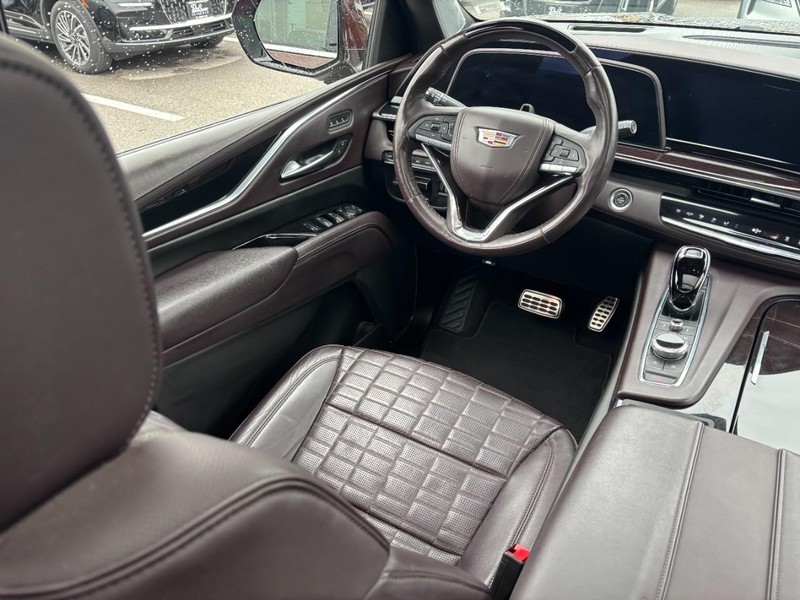 Cadillac Escalade Vehicle Full-screen Gallery Image 12