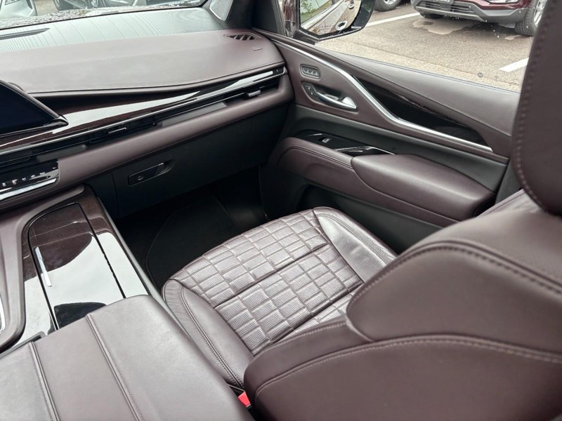 Cadillac Escalade Vehicle Full-screen Gallery Image 14