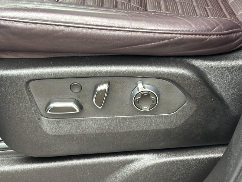 Cadillac Escalade Vehicle Full-screen Gallery Image 15