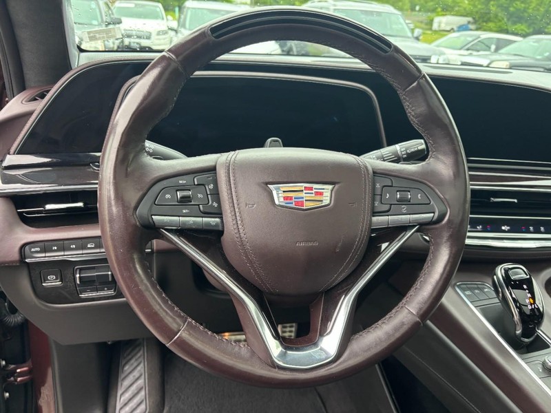 Cadillac Escalade Vehicle Full-screen Gallery Image 17