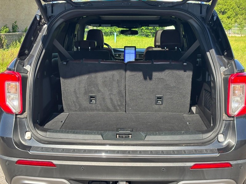 Ford Explorer Vehicle Full-screen Gallery Image 09