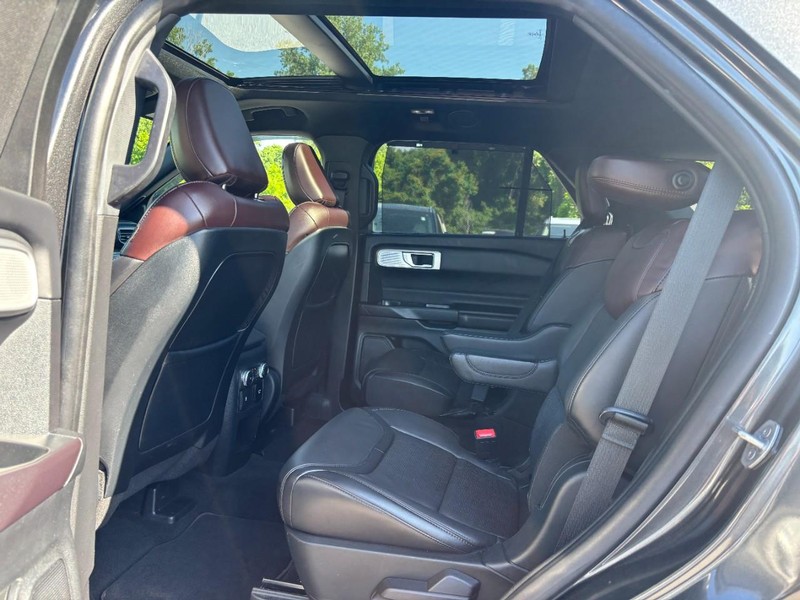 Ford Explorer Vehicle Full-screen Gallery Image 12