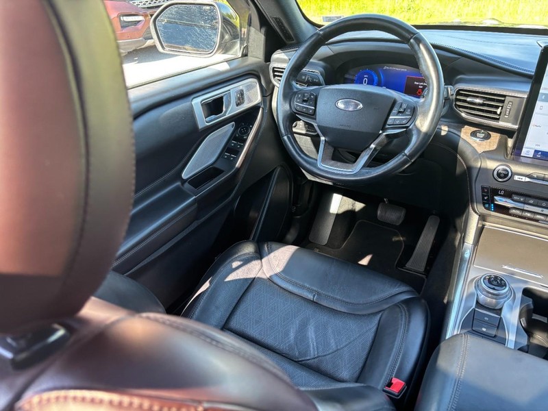 Ford Explorer Vehicle Full-screen Gallery Image 13