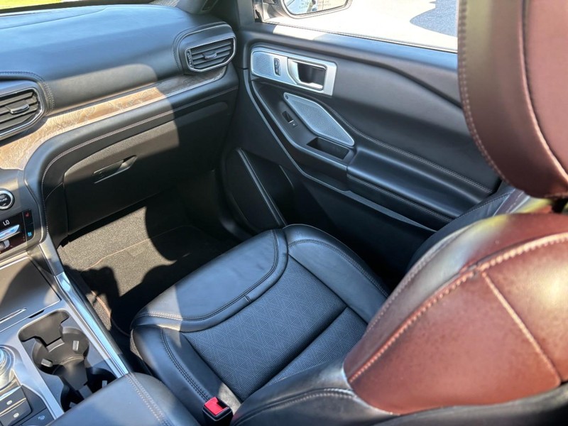 Ford Explorer Vehicle Full-screen Gallery Image 15