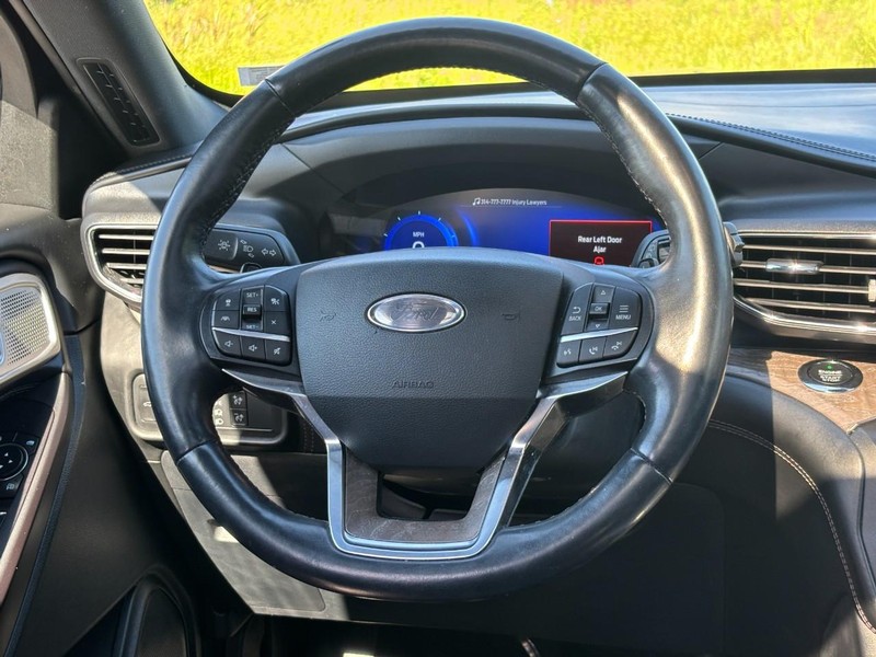 Ford Explorer Vehicle Full-screen Gallery Image 16